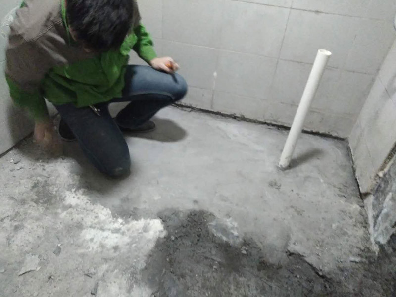 廁所基層清理，刷防水
