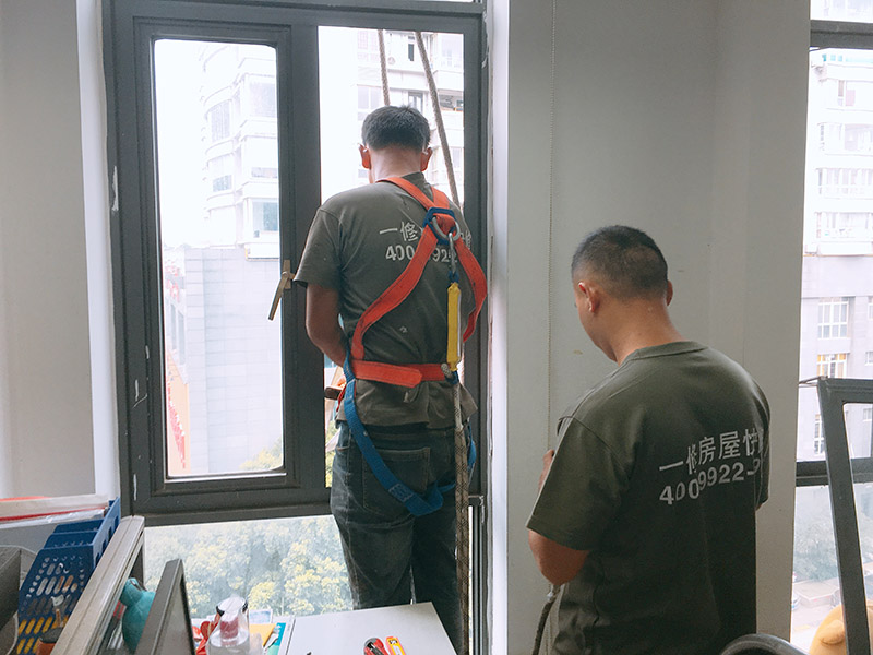 外墻刷防水，窗戶打膠
