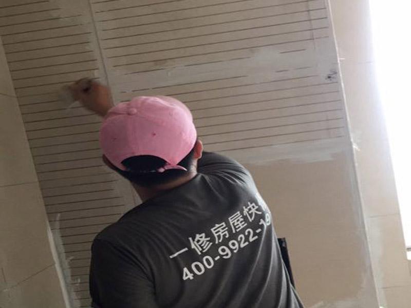 廚房墻磚勾縫裝修方案：首先使用瓷磚勾縫劑前應(yīng)先將瓷磚縫隙清潔干凈，去除所有灰塵、油漬及其他污染物。然后將攪拌好的瓷磚勾縫劑填入瓷磚縫隙內(nèi)，按對角線方向或以環(huán)形轉(zhuǎn)動方式將瓷磚勾縫劑填滿縫隙。
最后使用微濕的海綿清潔瓷磚表面，局部使用干凈濕布擦凈，并于填縫劑膜層干燥之前進(jìn)行。