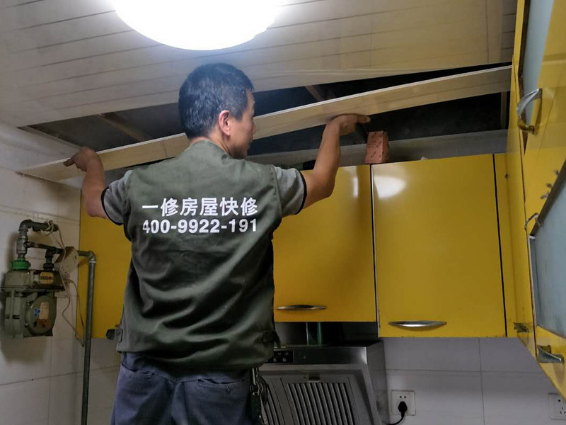 廚房吊頂裝修效果圖：首先對房屋頂部的區(qū)域進行檢查，保障房屋頂部的平整和干燥；然后按位置彈出標高線；龍骨分格定位需根據(jù)飾面板的尺寸和龍骨分格的布置確定。主龍骨之間安裝次龍骨，也就是橫撐龍骨。橫撐龍骨截取應(yīng)使用模規(guī)來測量長度，安裝時也應(yīng)用模規(guī)來測量龍骨間距。