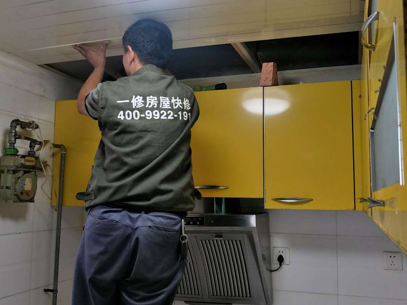 廚房吊頂裝修效果圖：首先對房屋頂部的區(qū)域進行檢查，保障房屋頂部的平整和干燥；然后按位置彈出標高線；龍骨分格定位需根據(jù)飾面板的尺寸和龍骨分格的布置確定。主龍骨之間安裝次龍骨，也就是橫撐龍骨。橫撐龍骨截取應(yīng)使用模規(guī)來測量長度，安裝時也應(yīng)用模規(guī)來測量龍骨間距。