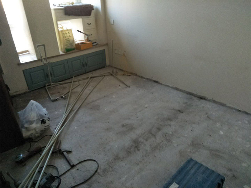 改水電做防水裝修施工：先做水電，在做防水。水電做完之后，把地板與水管間隙填平，然后再做防水。防水做完試水之后，最好能在防水上面刷一層保護層在來鋪瓷磚，以免防水層被破壞。
在一般的衛(wèi)生間防水處理中，墻面上也要做大約30厘米的防水涂料，以防積水洇透墻面。但如果是衛(wèi)生間的墻面是非承重的輕體墻，就要將整個墻面涂滿防水涂料。防水工程結束后必須要做24小時閉水實驗。
