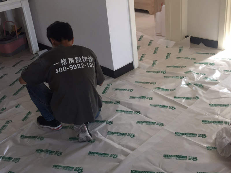 浴室裝修地面保護方案：在衛(wèi)浴拆改過程中，為了防止發(fā)生意外觸電和電線短路等事故。裝修所需的臨時用電，必須從客廳拉到浴室內。
沖擊電鉆是墻面敲磚的重要工具，與傳統(tǒng)的用手錘和鋼鏨敲擊方式不同，用沖擊電鉆施工方便快捷。沖擊電鉆的鉆頭還可以根據(jù)施工需要自由更換。根據(jù)施工隊伍的施工習慣，衛(wèi)浴用具可以在所有墻面敲磚前統(tǒng)一拆除，也可以與敲磚穿插進行。