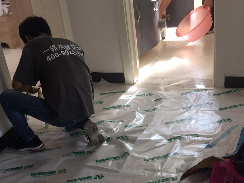 浴室裝修地面保護方案：在衛(wèi)浴拆改過程中，為了防止發(fā)生意外觸電和電線短路等事故。裝修所需的臨時用電，必須從客廳拉到浴室內。
沖擊電鉆是墻面敲磚的重要工具，與傳統(tǒng)的用手錘和鋼鏨敲擊方式不同，用沖擊電鉆施工方便快捷。沖擊電鉆的鉆頭還可以根據(jù)施工需要自由更換。根據(jù)施工隊伍的施工習慣，衛(wèi)浴用具可以在所有墻面敲磚前統(tǒng)一拆除，也可以與敲磚穿插進行。