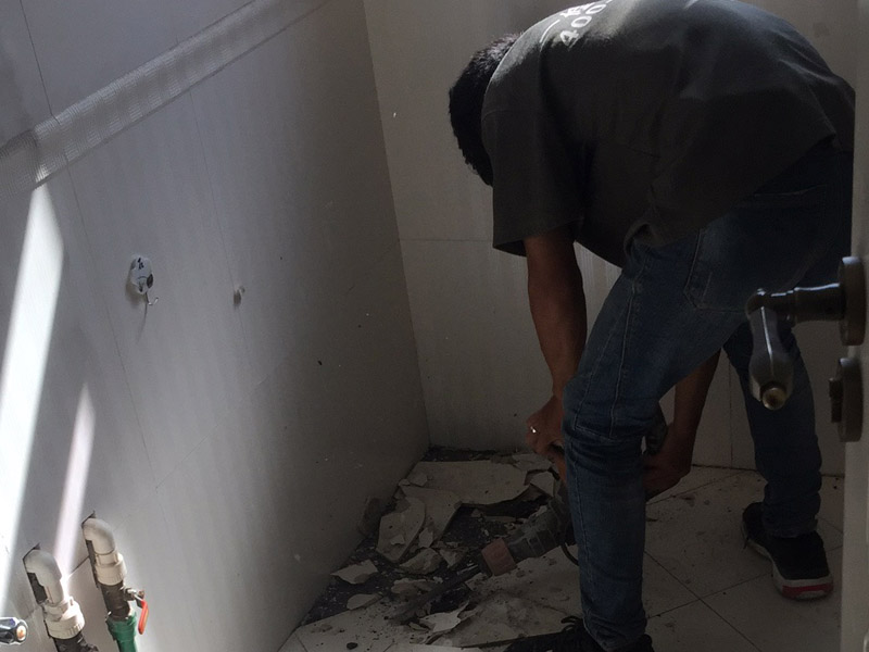 浴室裝修地面保護方案：在衛(wèi)浴拆改過程中，為了防止發(fā)生意外觸電和電線短路等事故。裝修所需的臨時用電，必須從客廳拉到浴室內。
沖擊電鉆是墻面敲磚的重要工具，與傳統(tǒng)的用手錘和鋼鏨敲擊方式不同，用沖擊電鉆施工方便快捷。沖擊電鉆的鉆頭還可以根據(jù)施工需要自由更換。根據(jù)施工隊伍的施工習慣，衛(wèi)浴用具可以在所有墻面敲磚前統(tǒng)一拆除，也可以與敲磚穿插進行。