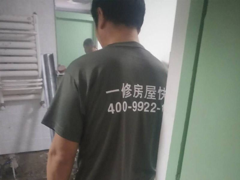 浴室裝修改造方案:1、水電改造：衛(wèi)生間裝修會涉及到浴霸采暖，燈的線路走線，水管的入墻等處理。
2、防水處理：因為水在衛(wèi)生間處處可見，所以衛(wèi)生間裝修防水上需做好功夫，防止因為滲水問題給樓下鄰居和自己制造麻煩，因而在防水后需要做閉水實驗，以確保防水的效果。
3、貼瓷磚：為了美觀衛(wèi)生間裝修一般都帖墻磚和地磚，在選購墻磚時需要注意耐水性，以及釉面質(zhì)量，墻磚在一定程度上也起到防水效果；地磚顏色建議深色系，耐污染，并保證磚的質(zhì)量。
4、衛(wèi)生間吊頂：為了美觀，衛(wèi)生間裝修一般都需要做吊頂處理，材質(zhì)一般選擇鋁扣板，就耐用，又防水，并且可以采用分模塊的方式合理的設(shè)置采光、換氣、浴霸等的位置。