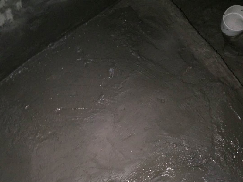 廁所找平刷防水裝修：第一步：清理墻面和地面 在涂刷防水涂層之前，先要清理墻面和地面，同時要用連接的氣泵皮管吹盡陰角處的浮沉。第二步：刷防水涂料，刷防水涂料時先刷墻角部位，交接處應有200mm，墻角涂刷完成后涂刷墻體，不得有漏刷情況。第三步：閉水試驗，在涂刷完防水涂料后，不能立刻貼瓷磚，還必須進行防水測試。堵住衛(wèi)生間排水口、地漏等，然后將衛(wèi)生間積水2~3cm。24小時后到樓下查看是否有水滲漏，一旦發(fā)現有滲水痕跡，必須馬上返工。