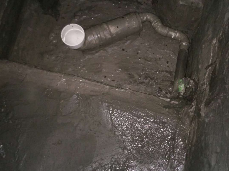 廁所找平刷防水裝修：第一步：清理墻面和地面 在涂刷防水涂層之前，先要清理墻面和地面，同時要用連接的氣泵皮管吹盡陰角處的浮沉。第二步：刷防水涂料，刷防水涂料時先刷墻角部位，交接處應有200mm，墻角涂刷完成后涂刷墻體，不得有漏刷情況。第三步：閉水試驗，在涂刷完防水涂料后，不能立刻貼瓷磚，還必須進行防水測試。堵住衛(wèi)生間排水口、地漏等，然后將衛(wèi)生間積水2~3cm。24小時后到樓下查看是否有水滲漏，一旦發(fā)現有滲水痕跡，必須馬上返工。
