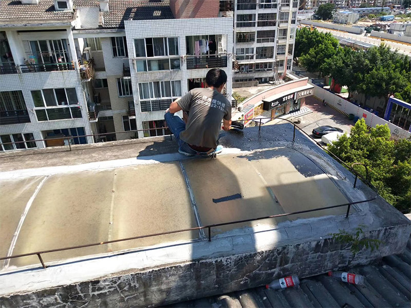 屋頂防水裝修：1、基層處理：基層在找斜坡施工前清掃干凈，不得有建筑垃圾和其他雜物；2、找平層：找平層采用20厚1:3水泥砂漿。找平層澆筑后及時摸壓密實并收光；3、煙道，墻角等與屋面交接部位采用聚乙烯丙綸高分子防水卷材和防水涂料做基層防水加強處理；4、基層處理完成后及時做盛水試驗，水深50mm以上，盛水48小時，盛水試驗后發(fā)現(xiàn)有滲水處，經(jīng)及時板下壓密注漿，板上增做聚乙烯丙綸高分子防水卷材和防水涂料。
