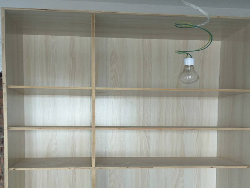 臥室衣柜安裝：定制家具安裝類似與成品家具安裝，各個單元板塊經(jīng)過五金件連接組裝而成。根據(jù)螺絲位置將板件拼接好，將扣件按入餅孔內(nèi)旋轉(zhuǎn)鎖緊，在此過程中一定要注意板件拼接先后順序以免反復(fù)拼接。鎖好所有扣件后，需要釘背板的釘好背板。在門板鉸鏈孔位置安裝好鉸鏈，接著安裝門板，調(diào)整鉸鏈使門板齊整、門縫均勻。安裝衣通等五金件，與墻接觸面打膠處理，做好保潔，衣柜安裝完成。