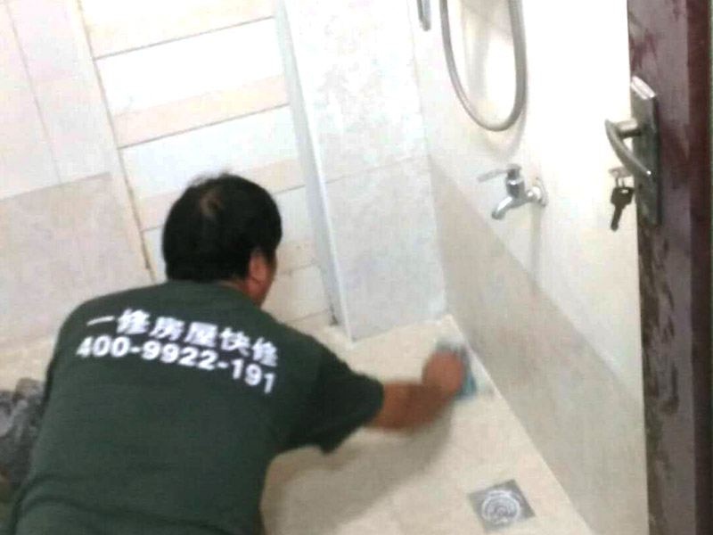 廁所瓷磚美縫裝修方案：1、進場后把現(xiàn)場打掃干凈,然后用壁紙刀把瓷磚縫內(nèi)及兩邊的填充物清理干凈,地面不允許有浮動的灰塵;
2、把美縫劑裝入膠槍中，瓷磚美縫劑瓶口戳個洞,然后擰上出料嘴,然后用壁紙刀將出料嘴削成45度角,瓷磚縫小于2毫米,把出料嘴的最前端用壁紙刀削出坡角即可;瓷磚縫大于2毫米,可略多削去一段;出料嘴口寬度應(yīng)小于縫寬,以保證不溢料;然后慢慢用力把料均勻的打進縫中。
3、再用硅膠板將料馬上刮平,磚縫兩邊溢出少量料,用略帶潮濕海綿擦掉,要多擦幾遍,海綿要經(jīng)常用水清洗，并且一定要在美縫劑沒完全凝固的時候去除干凈。