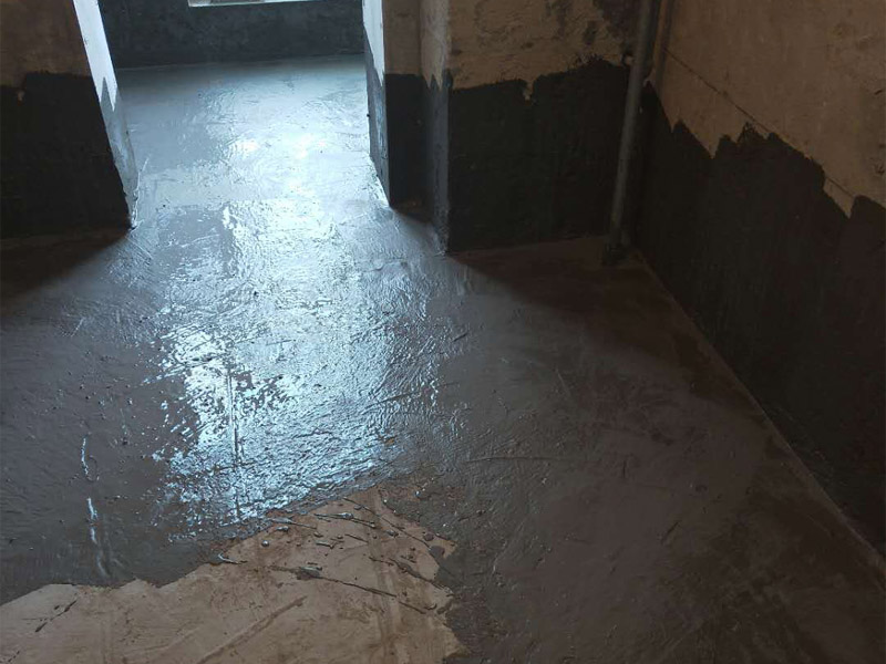 衛(wèi)生間地面墻面防水裝修：首先做防水之前，一定要將地面清理干凈，用水泥砂漿將地面找平，然后用聚氨酯防水涂料反復(fù)涂刷2至3遍2，墻與地面之間的接縫及上下水之間的管道地面接縫處是最容易出現(xiàn)問題的地方，防水涂料一定要涂抹到位。一般防水處理中墻面要做30厘米高的防水處理，但是非承重的輕體墻，就要將整面墻做防水，至少也要做到1，8米高。墻體內(nèi)埋水管，做到合理布局，鋪設(shè)水管一律做大于管徑的凹槽，槽內(nèi)抹灰圓滑，然后凹槽內(nèi)刷聚氨酯防水涂料。
