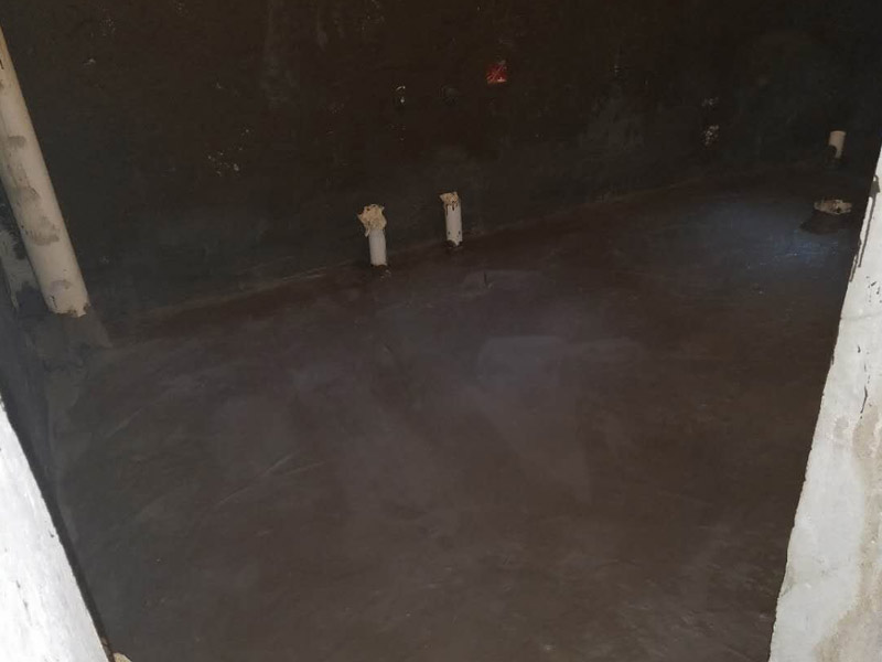 衛(wèi)生間地面墻面防水裝修：首先做防水之前，一定要將地面清理干凈，用水泥砂漿將地面找平，然后用聚氨酯防水涂料反復(fù)涂刷2至3遍2，墻與地面之間的接縫及上下水之間的管道地面接縫處是最容易出現(xiàn)問題的地方，防水涂料一定要涂抹到位。一般防水處理中墻面要做30厘米高的防水處理，但是非承重的輕體墻，就要將整面墻做防水，至少也要做到1，8米高。墻體內(nèi)埋水管，做到合理布局，鋪設(shè)水管一律做大于管徑的凹槽，槽內(nèi)抹灰圓滑，然后凹槽內(nèi)刷聚氨酯防水涂料。