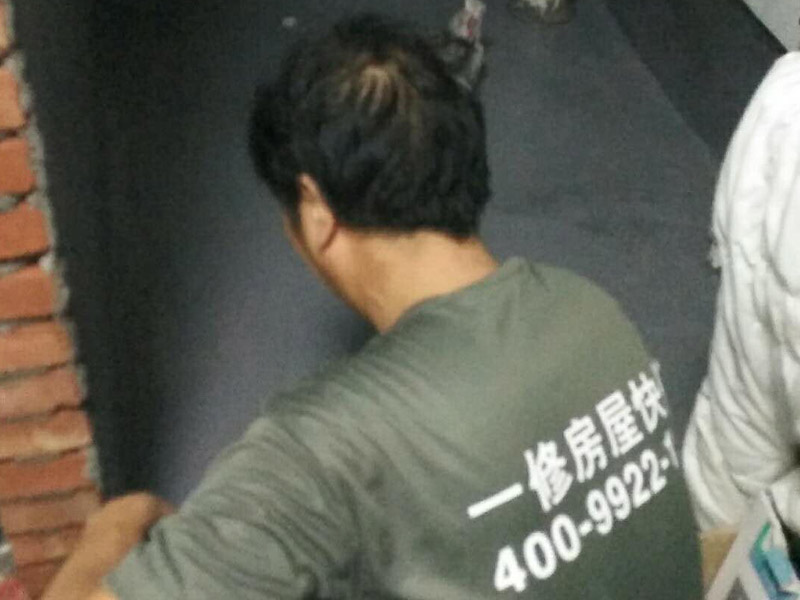 衛(wèi)生間地面墻面防水裝修：首先做防水之前，一定要將地面清理干凈，用水泥砂漿將地面找平，然后用聚氨酯防水涂料反復(fù)涂刷2至3遍2，墻與地面之間的接縫及上下水之間的管道地面接縫處是最容易出現(xiàn)問題的地方，防水涂料一定要涂抹到位。一般防水處理中墻面要做30厘米高的防水處理，但是非承重的輕體墻，就要將整面墻做防水，至少也要做到1，8米高。墻體內(nèi)埋水管，做到合理布局，鋪設(shè)水管一律做大于管徑的凹槽，槽內(nèi)抹灰圓滑，然后凹槽內(nèi)刷聚氨酯防水涂料。