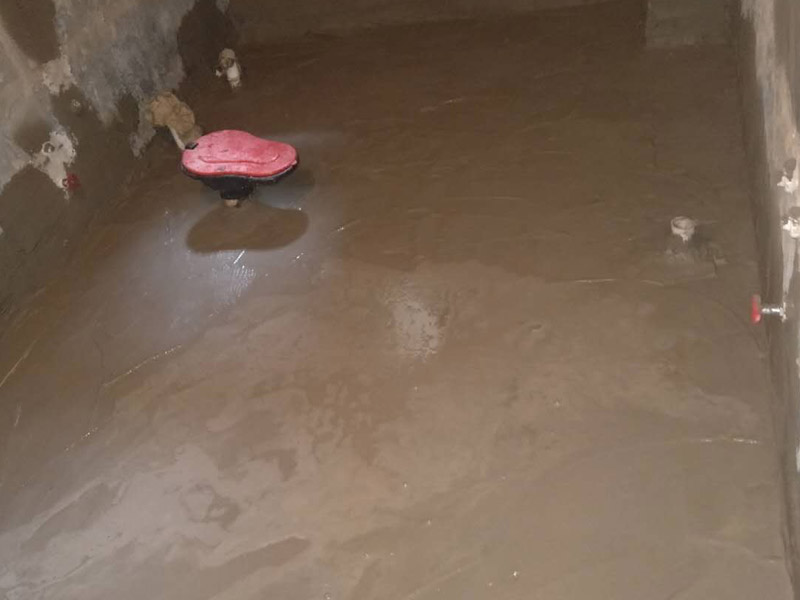 浴室地面找平裝修：第一，地面找平的基底處理，如果基底的處理出現(xiàn)了差錯(cuò)，可能會(huì)導(dǎo)致后期出現(xiàn)乳膠漆掉色掉漆，瓷磚黏貼不牢靠等問題，為了避免這些問題的出現(xiàn)，影響裝修效果。第二，地面找平的具體流程，地面找平在裝修中也分很多類型，有石膏找平、自流平找平、和水泥砂漿找平。這三種是比較常見的地面找平方法，也有著各自的特色和優(yōu)點(diǎn)，比如說石膏找平就適合那種局部不平但整體平整度不錯(cuò)的房間，而自流平找平則偏向于整個(gè)房間找平，不適用于局部找平，水泥砂漿找平和石膏找平有一定的共通點(diǎn)，適用于小范圍找平。具體選用哪種方面需要依地面的具體情況而定。