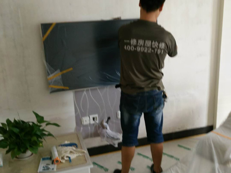 吊頂裝修家具現(xiàn)場保護：1、做好入戶門保護；各類裝修物料的進場、建筑裝修垃圾的清理都必須經(jīng)過入戶門。在對物品進行搬運時，難免會與入戶門發(fā)生磕碰及摩擦。因此，在進行成品保護時，我們首先要做好入戶門的保護。2、做好水電改造期間的成品保護；水電改造完成后，應當對各種管線進行規(guī)范的固定，以防脫落;對裸露的線頭要進行包裹，以防發(fā)生觸電的危險;做好地面裸線管的固定和保護，防止被踩壞。同時，在搬運物料時，也不要破壞地面鋪設的管線。3、做好瓷磚、地板的鋪貼保護；進行裝修施工時，磁環(huán)邊鋪邊勾縫，在崗鋪設的瓷磚、地板上堆放雜物、走動踩踏，地板沒有使用成品保護膜覆蓋等都會影響瓷磚及地板的鋪貼效果，使瓷磚出現(xiàn)施工質(zhì)量問題。