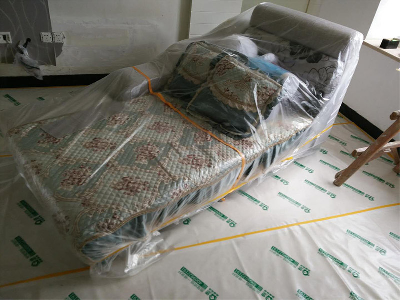 吊頂裝修家具現(xiàn)場保護：1、做好入戶門保護；各類裝修物料的進場、建筑裝修垃圾的清理都必須經(jīng)過入戶門。在對物品進行搬運時，難免會與入戶門發(fā)生磕碰及摩擦。因此，在進行成品保護時，我們首先要做好入戶門的保護。2、做好水電改造期間的成品保護；水電改造完成后，應當對各種管線進行規(guī)范的固定，以防脫落;對裸露的線頭要進行包裹，以防發(fā)生觸電的危險;做好地面裸線管的固定和保護，防止被踩壞。同時，在搬運物料時，也不要破壞地面鋪設的管線。3、做好瓷磚、地板的鋪貼保護；進行裝修施工時，磁環(huán)邊鋪邊勾縫，在崗鋪設的瓷磚、地板上堆放雜物、走動踩踏，地板沒有使用成品保護膜覆蓋等都會影響瓷磚及地板的鋪貼效果，使瓷磚出現(xiàn)施工質(zhì)量問題。