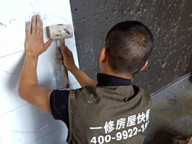 衛(wèi)生間墻面瓷磚鋪貼：首先應(yīng)除去基層表面的污垢，油漬，浮灰;除去基層上所有涂料層，膩?zhàn)訉?如果基層未能達(dá)到平整度要求，需對基層進(jìn)行預(yù)先的找平處理；鋪貼瓷磚前需事先找好垂直線，以此為基準(zhǔn)鋪貼的瓷磚高低均勻、垂直美觀;將調(diào)制好的漿料均勻地抹在瓷磚背面，要求漿料飽滿；將瓷磚平整地鋪貼在基層上，使用橡膠錘將瓷磚拍實(shí)鋪平。