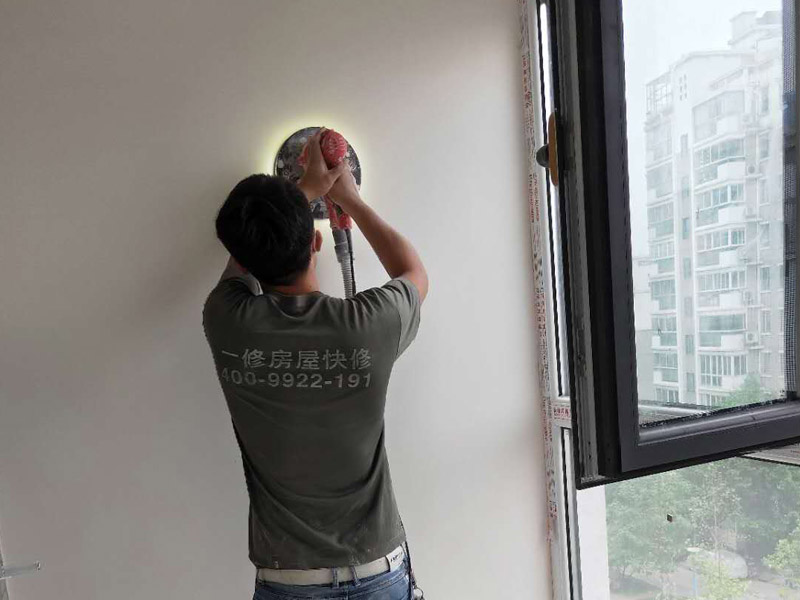 新房墻面打磨裝修：1、舊墻皮鏟除（如為新房，且墻面為水泥平整墻面，此步驟不需要）。
2、墻面清理，檢查是否有孔洞、油污、不平整的地方，如有需要，先修補(bǔ)然后施工。
3、批刮膩?zhàn)?，選用較好的墻襯一類的防水膩?zhàn)樱话銥?遍，第一遍批刮后1小時(shí)表干后打磨平整。
4、批刮第二遍膩?zhàn)樱稍锖蟠蚰?，注意選用600目以上砂紙，否則墻面刮痕會(huì)嚴(yán)重。
5、用200瓦的大燈泡靠近墻面檢查是否有不平整或砂眼，如有局部修補(bǔ)。
6、用干凈毛巾徹底清理墻面灰塵，用吸塵器清理干凈。
7、調(diào)配乳膠漆底漆，選用較好的羊毛刷或使用噴涂方式施工。
8、按次序涂刷1遍底漆，2遍面漆。