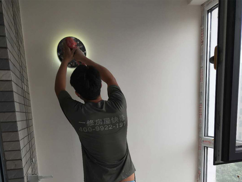 新房墻面打磨裝修：1、舊墻皮鏟除（如為新房，且墻面為水泥平整墻面，此步驟不需要）。
2、墻面清理，檢查是否有孔洞、油污、不平整的地方，如有需要，先修補(bǔ)然后施工。
3、批刮膩?zhàn)樱x用較好的墻襯一類的防水膩?zhàn)?，一般?遍，第一遍批刮后1小時(shí)表干后打磨平整。
4、批刮第二遍膩?zhàn)?，干燥后打磨，注意選用600目以上砂紙，否則墻面刮痕會(huì)嚴(yán)重。
5、用200瓦的大燈泡靠近墻面檢查是否有不平整或砂眼，如有局部修補(bǔ)。
6、用干凈毛巾徹底清理墻面灰塵，用吸塵器清理干凈。
7、調(diào)配乳膠漆底漆，選用較好的羊毛刷或使用噴涂方式施工。
8、按次序涂刷1遍底漆，2遍面漆。