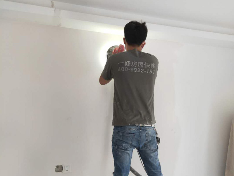新房墻面打磨裝修：1、舊墻皮鏟除（如為新房，且墻面為水泥平整墻面，此步驟不需要）。
2、墻面清理，檢查是否有孔洞、油污、不平整的地方，如有需要，先修補(bǔ)然后施工。
3、批刮膩?zhàn)樱x用較好的墻襯一類的防水膩?zhàn)?，一般?遍，第一遍批刮后1小時(shí)表干后打磨平整。
4、批刮第二遍膩?zhàn)?，干燥后打磨，注意選用600目以上砂紙，否則墻面刮痕會(huì)嚴(yán)重。
5、用200瓦的大燈泡靠近墻面檢查是否有不平整或砂眼，如有局部修補(bǔ)。
6、用干凈毛巾徹底清理墻面灰塵，用吸塵器清理干凈。
7、調(diào)配乳膠漆底漆，選用較好的羊毛刷或使用噴涂方式施工。
8、按次序涂刷1遍底漆，2遍面漆。