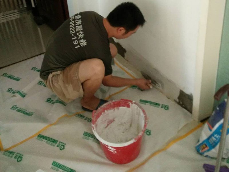 踢腳線維修方案：1.鉆孔：鉆孔前要觀察好水電的布線走向，以防出錯(cuò)。鉆孔的間隔不能太大，不然踢腳線難以貼住墻面。鉆孔的間隔應(yīng)在40cm左右，接口處的間隔應(yīng)小一點(diǎn)。將小木條釘入剛才打好的孔中。2.固定：固定踢腳線前要對(duì)墻面進(jìn)行平整、清理，不然踢腳線安裝上去后，不能完全貼緊墻面，會(huì)留下難看的縫隙。3.邊角處理：墻角處，踢腳線相交的地方，踢腳線的邊緣要進(jìn)行45度角的裁切，這樣接口處就不會(huì)留下難看的痕跡。將裁切好的踢腳線進(jìn)行固定。4.踢腳線安裝要點(diǎn)： 固定踢腳線的釘子要用專(zhuān)門(mén)的螺紋釘，這樣的固定效果更好，不易松動(dòng)。大家要注意廠商是否偷工減料的。