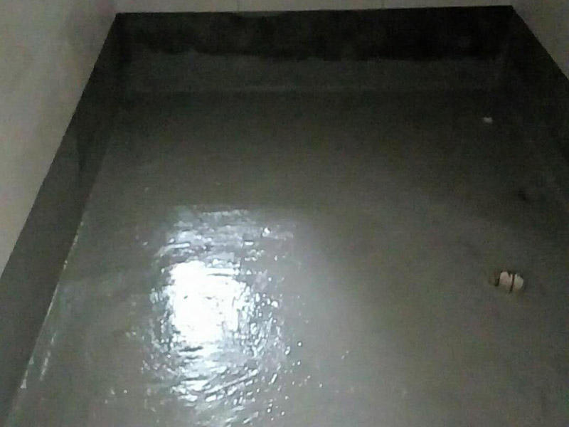 衛(wèi)生間地面找平裝修：清理基層：將基層表面的積灰、浮漿、油污及雜物清掃掉并沖洗干凈，明顯凹陷處應用水泥砂漿或細石砼墊平，表面光滑處應鑿毛并清刷干凈。抹砂漿前1天澆水濕潤，表面積水應予排除。貼灰餅：根據(jù)墻面彈線標高，用1∶2干硬性水泥砂漿在基層上做灰餅，大小約50mm見方，縱橫間距約1.5m左右，如局部厚度薄于10mm時，應調(diào)整其厚度或將高出的局部基層鑿去。找平、壓頭遍：鋪抹砂漿后，隨即用鋁合金杠按灰餅高度，將砂漿找平，用木抹子搓揉壓實，將砂眼、腳印等消除后，用靠尺檢查平整度，抹時應用力均勻，并后退著操作。待砂漿收水后，隨即用鐵抹子進行頭遍抹平壓實至起漿為止。