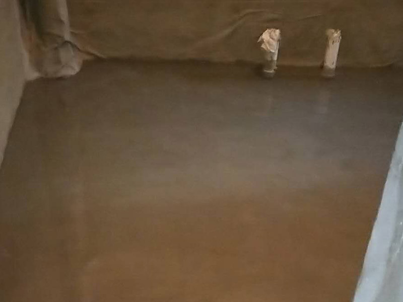 廁所閉水試驗裝修：1、防水施工完成，24小時后可做閉水試驗; 2、把地漏進行暫時性封堵 ; 3、在衛(wèi)生間門口設置水泥砂漿擋墻 ; 4、蓄水后做好水位標記 ，以便查看水落程度; 5、蓄水時間24～48小時 ; 6、閉水后，看水位是否有明顯下降，仔細檢查四周墻面和地面有無滲漏現(xiàn)象，從樓下觀察是否有水滲出，如果有，請及時檢查樓下屋頂和管道根部是否有滲漏水等現(xiàn)象，如果沒有滲漏水，繼續(xù)完成閉水;