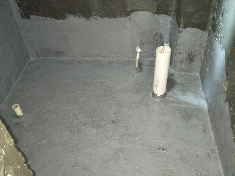 衛(wèi)生間刷防水裝修：1、刷第一遍防水涂料。施工前確保工地干凈、干燥，防水涂料要涂滿，無遺漏，與基層結(jié)合牢固，無裂紋，無氣泡，無脫落現(xiàn)象。涂刷高度一致，厚度要達(dá)到產(chǎn)品規(guī)定要求。2、刷第二遍防水涂料。注意、第二遍防水涂料間需要有一定時間間隔，待遍涂料干透后才能進(jìn)行第二遍，具體時間視涂料而定。間隔時間太短，防水的效果會大打折扣。3、鋪保護(hù)層。為防止之后的施工破壞防水層，需在防水涂料表面鋪上保護(hù)層。保護(hù)層要完全覆蓋防水層，無遺漏，與基層結(jié)合牢固，無裂紋，無氣泡，無脫落現(xiàn)象。4、閉水試驗。閉水試驗時，地面點(diǎn)的水線不能低于2厘米，保存至少24小時，觀察無滲漏現(xiàn)象后方算合格。如有滲漏，需重做，切莫不能疏忽大意。5、基層處理、清理，做找平層、結(jié)合層，細(xì)部附加層、丙烯酸防水層，蓄水試驗、保護(hù)層施工、二次蓄水試驗。