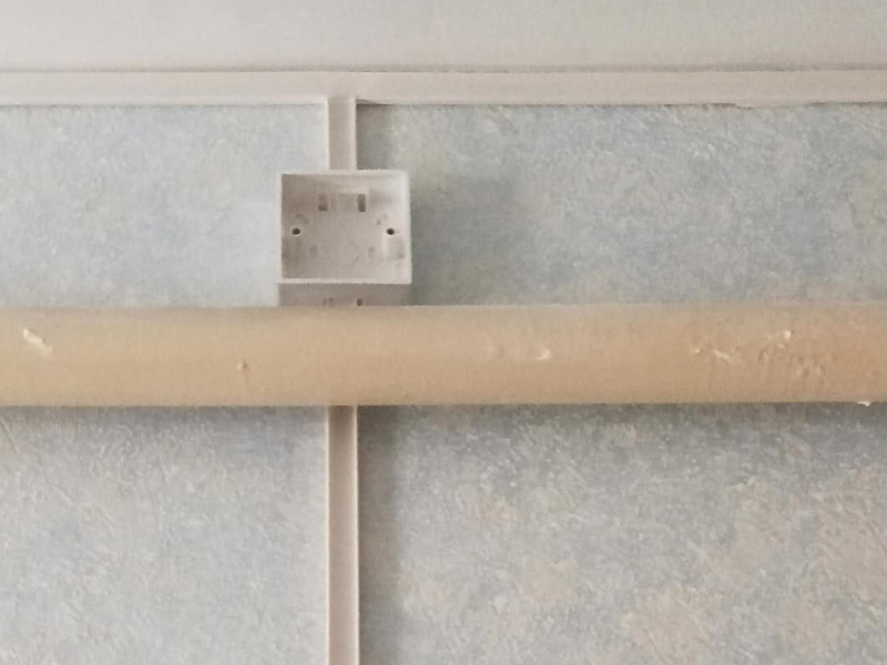 電路走線安裝：1、按照效果圖和具體施工圖設計圖紙，并選用確定燈具、插座、開關等位置，然后確定電線的鋪設位置、穿過墻壁和屋頂?shù)奈恢?，而且還要確定起始、轉角、分支、終端點的位置，用絕緣子或槽板固定它們的位置。2、再根據(jù)電線的走向開挖墻槽，槽的寬度與深度要能將電線管裝下。在做穿墻孔時要注意將電線管小心彎曲，使彎曲后的護套管內(nèi)部仍能穿線，并用專用的軋頭或騎馬釘將護套管固定在墻上。3、要安裝插座、開關的，先將其位置打孔預埋塑料膨脹管或木楔，但是這種方法的弊端就是插座、開關都比墻面凸出；而當下流行將插座、開關的接線盒都埋入墻里，只露出插座和開關的面板，這樣做美觀整齊。4、穿線的正規(guī)做法是用鋼絲先穿過護套管，再將電線拉入。在家裝中可以直接將電線穿入護套管，但是在轉彎處不好穿，所以一般是安置塑料管的同時將電線穿好，或在管內(nèi)先穿一根鉛絲備用。