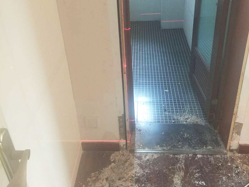 浴室柜和踢腳線安裝：1、與地磚一起鋪貼有些家居裝修安裝的為瓷磚踢腳線,瓷磚踢腳線和其他材質的踢腳線安裝時間不同,瓷磚踢腳線在進行地磚鋪貼的時候一塊進行就行了。2、鋪貼壁紙后安裝有的家居墻面裝修選用了壁紙,這就需要在鋪貼完壁紙和地板以后再進行踢腳線的安裝。3、刮大白前安裝踢腳線通常都會在裝修進行刮大白這道工序前實行安裝,倘若先安裝地板和踢腳線再進行刮大白,那刮大白的灰將會弄到地板和踢腳線上,難處理。