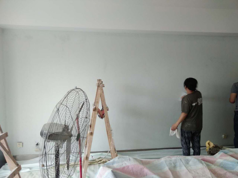 墻面壁紙更換：保證墻面堅實、平坦，運(yùn)用鋼刷或是其他的工具收拾潔凈墻面，讓水泥墻面盡量無浮土、浮沉。在墻面輥一遍混凝土的界面劑，盡量均勻，待其單調(diào)后，就可以刮膩子了。一般的墻面刮2遍面膩子即可，不僅能找平，還能罩住底色。平坦度比較差的膩子要在部分多刮幾遍。用砂紙打磨膩子。膩子完全上強(qiáng)度之后(5-7天)會變得十分堅實，這時再打磨就會變得十分困難。所以，主張刮過膩子之后的1~2天便開始進(jìn)行膩子打磨。這是為了在墻面和壁紙之間構(gòu)成一道維護(hù)膜，既安靖了墻面，又能防止水分、鹽、堿滲透腐蝕墻紙，可以有用維護(hù)壁紙材料不受霉菌的腐蝕。