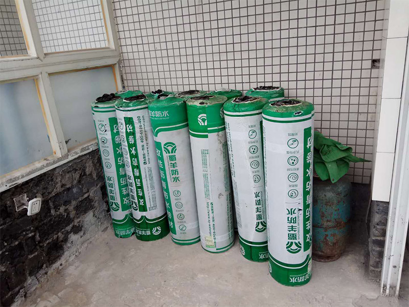 屋頂排水溝抹灰防水裝修：1．在干燥基面上施工防水涂料前應(yīng)先濕潤基面至無明水為準(zhǔn)，若基面潮濕但無明水可直接施工。 2．按配比先將防水漿料乳液倒入拌料桶中，然后再將粉料倒入，充分?jǐn)嚢柚辆鶆颉o料粒糊狀，靜置十分鐘后再攪拌一下，效果更佳。 3．用毛刷或滾刷直接將膠漿涂刷在基面上，待第一層完全干透后（約2小時或手擦不粘為準(zhǔn)），再涂刷第二遍，兩遍的涂刷方向應(yīng)交錯。 4．在操作進(jìn)程中應(yīng)保持間斷性攪拌以防止膠漿沉淀。aqbzp_9 5．待防水層完全干固后，方可在其上面做砂漿保護(hù)層或其它覆蓋層。