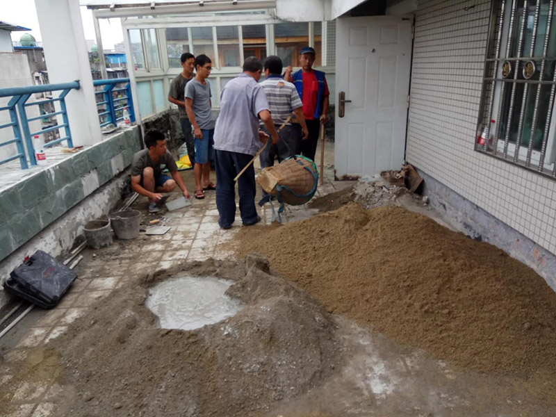 屋頂排水溝抹灰防水裝修：1．在干燥基面上施工防水涂料前應(yīng)先濕潤基面至無明水為準(zhǔn)，若基面潮濕但無明水可直接施工。 2．按配比先將防水漿料乳液倒入拌料桶中，然后再將粉料倒入，充分?jǐn)嚢柚辆鶆?、無料粒糊狀，靜置十分鐘后再攪拌一下，效果更佳。 3．用毛刷或滾刷直接將膠漿涂刷在基面上，待第一層完全干透后（約2小時或手擦不粘為準(zhǔn)），再涂刷第二遍，兩遍的涂刷方向應(yīng)交錯。 4．在操作進(jìn)程中應(yīng)保持間斷性攪拌以防止膠漿沉淀。aqbzp_9 5．待防水層完全干固后，方可在其上面做砂漿保護(hù)層或其它覆蓋層。