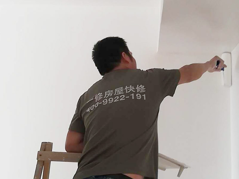 墻面粉刷裝修：1、基層處理：將墻面起皮及松動處清除干凈，并用水泥砂漿補(bǔ)抹。有裂縫的地方一般用牛皮紙帶和白乳膠貼住裂縫。2、刷界面劑：界面劑能夠增強(qiáng)對基層的粘結(jié)力，避免了抹灰層空鼓、起殼的現(xiàn)象，從而代替人工鑿毛處理，省時省力。3、墻面找平：凹凸不平的墻面需要找平，對于墻面不平的地方要用粉刷石膏找平，使得墻面的誤差不超過3毫米。4、批刮膩?zhàn)樱哼x用顆粒細(xì)度較高和質(zhì)地較硬的膩?zhàn)訛榧?，膩?zhàn)右椤?、打磨：盡量用較細(xì)的砂紙，如果砂紙?zhí)值脑挄粝潞苌畹纳昂邸?、刷底漆：底漆一定要刷勻，確保墻面每個地方都刷到，如果墻面吃漆量較大，底漆最好適量的多加一點(diǎn)水，以確保能夠涂刷均勻。7、找補(bǔ)：膩?zhàn)哟蚰ネ戤呏?，會留有一些瑕疵，一般情況下很難看清，只有刷過一遍漆之后才會很明顯，這時候就需要找補(bǔ)了。8、刷面漆：不要加過量的水，會影響漆膜厚度、手感和漆膜的硬度。