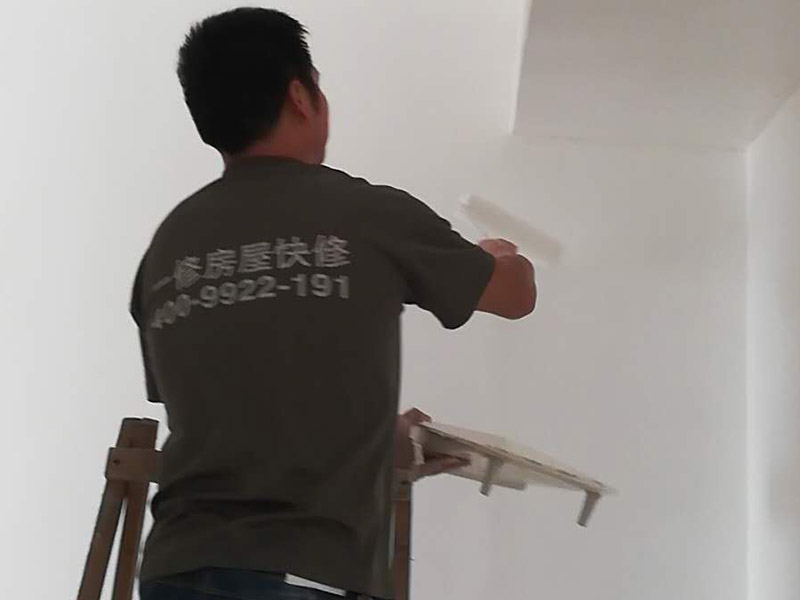墻面粉刷裝修：1、基層處理：將墻面起皮及松動處清除干凈，并用水泥砂漿補(bǔ)抹。有裂縫的地方一般用牛皮紙帶和白乳膠貼住裂縫。2、刷界面劑：界面劑能夠增強(qiáng)對基層的粘結(jié)力，避免了抹灰層空鼓、起殼的現(xiàn)象，從而代替人工鑿毛處理，省時省力。3、墻面找平：凹凸不平的墻面需要找平，對于墻面不平的地方要用粉刷石膏找平，使得墻面的誤差不超過3毫米。4、批刮膩?zhàn)樱哼x用顆粒細(xì)度較高和質(zhì)地較硬的膩?zhàn)訛榧?，膩?zhàn)右椤?、打磨：盡量用較細(xì)的砂紙，如果砂紙?zhí)值脑挄粝潞苌畹纳昂邸?、刷底漆：底漆一定要刷勻，確保墻面每個地方都刷到，如果墻面吃漆量較大，底漆最好適量的多加一點(diǎn)水，以確保能夠涂刷均勻。7、找補(bǔ)：膩?zhàn)哟蚰ネ戤呏?，會留有一些瑕疵，一般情況下很難看清，只有刷過一遍漆之后才會很明顯，這時候就需要找補(bǔ)了。8、刷面漆：不要加過量的水，會影響漆膜厚度、手感和漆膜的硬度。