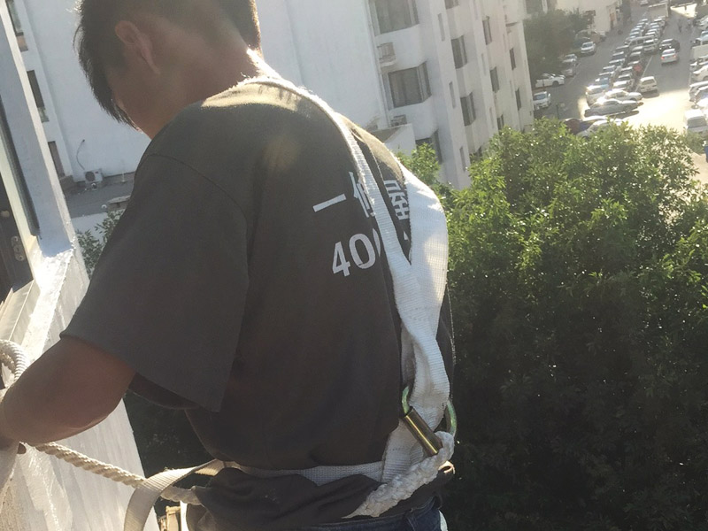 高空外墻粉刷裝修:1、基層處理：在對外墻粉刷之前，首先需要將墻面基層的灰塵與雜志清理干凈，那些比較破舊的層面與耐水性較差的涂層需要鏟除，如果表面有凹凸不平的地方，則需要用水泥砂漿進行抹平。2、刷底膠：在對墻面刷底膠時，需要先將膠水按照說明書上注明的比例進行稀釋，稀釋好之后，再將膠水用輥筒均勻涂刷墻面兩遍左右，注意膠水的薄厚要均勻，不能過多也不能過少。3、局部補膩子：基層底膠干燥之后，則需用膩子將墻面找平。4、滿刮膩子：膩子放在托板之上，讓后再用橡皮刮板對墻面進行涂刷，最好從上往下涂，最好涂刷2到三遍，需要注意的是，膩子不能涂刷太厚，膩子涂刷后需要用砂紙進行打磨，打磨力度需要合適，打磨完之后需要將表面灰塵給清除。5、刷底涂料：采用滾筒對墻面涂刷，涂刷時需要均勻，不能漏刷，也不能刷得過厚，底料干后，如果表面有要進行修補的地方，最好用膩子進行修復在進行砂平。