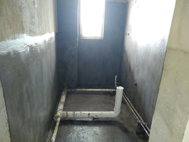 廁所刷防水裝修：第一步：清理墻面和地面 在涂刷防水涂層之前，先要清理墻面和地面，同時(shí)要用連接的氣泵皮管吹盡陰角處的浮沉。第二步：刷防水涂料：刷防水涂料時(shí)先刷墻角部位，交接處應(yīng)有200mm，不得有漏刷情況。第一遍涂刷墻面時(shí)，應(yīng)上下縱向涂刷，第二遍涂刷墻體，應(yīng)左右橫向涂刷。注意、第二遍防水涂料間需要有一定時(shí)間間隔，待遍涂料干透后才能進(jìn)行第二遍，具體時(shí)間視涂料而定。第三步：閉水試驗(yàn)：在涂刷完防水涂料后，不能立刻貼瓷磚，還必須進(jìn)行防水測(cè)試。堵住衛(wèi)生間排水口、地漏等，然后將衛(wèi)生間積水2~3cm。24小時(shí)后到樓下查看是否有水滲漏，一旦發(fā)現(xiàn)有滲水痕跡，必須馬上返工。