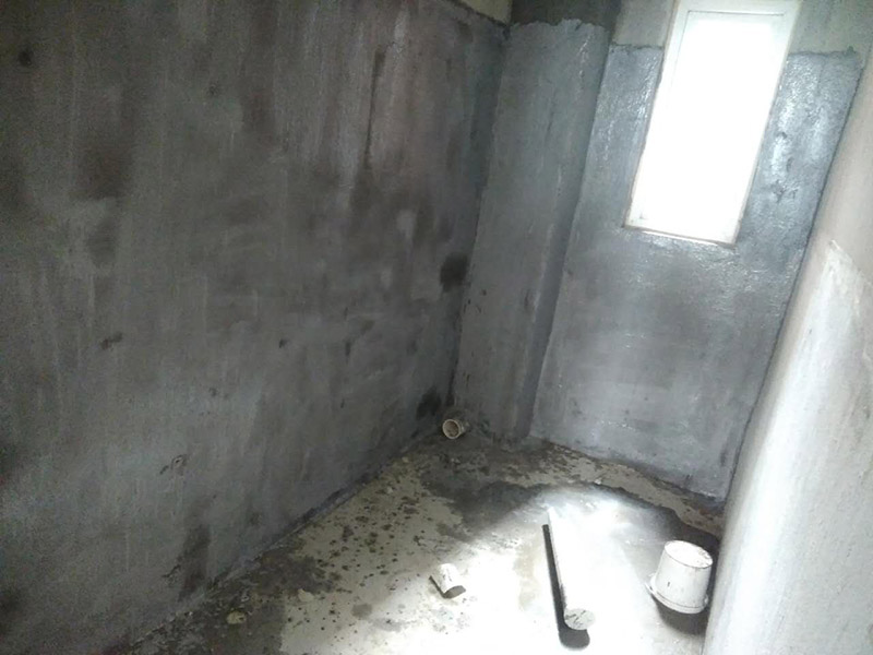 廁所刷防水裝修：第一步：清理墻面和地面 在涂刷防水涂層之前，先要清理墻面和地面，同時(shí)要用連接的氣泵皮管吹盡陰角處的浮沉。第二步：刷防水涂料：刷防水涂料時(shí)先刷墻角部位，交接處應(yīng)有200mm，不得有漏刷情況。第一遍涂刷墻面時(shí)，應(yīng)上下縱向涂刷，第二遍涂刷墻體，應(yīng)左右橫向涂刷。注意、第二遍防水涂料間需要有一定時(shí)間間隔，待遍涂料干透后才能進(jìn)行第二遍，具體時(shí)間視涂料而定。第三步：閉水試驗(yàn)：在涂刷完防水涂料后，不能立刻貼瓷磚，還必須進(jìn)行防水測(cè)試。堵住衛(wèi)生間排水口、地漏等，然后將衛(wèi)生間積水2~3cm。24小時(shí)后到樓下查看是否有水滲漏，一旦發(fā)現(xiàn)有滲水痕跡，必須馬上返工。