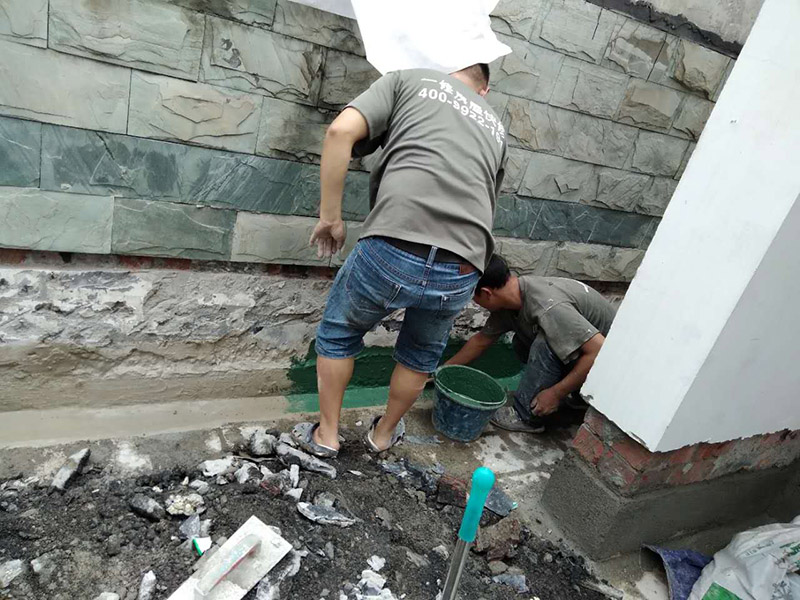 屋頂排水溝改造防水：一、確定排水坡面的數(shù)目：一般情況下，臨街建筑平屋頂屋面寬度小于12m時(shí)，可采用單坡排水；其寬度大于12m時(shí)，宜采用雙坡排水。坡屋頂應(yīng)結(jié)合建筑造型要求選擇單坡、雙坡或四坡排水。二、劃分排水區(qū)：劃分排水區(qū)的目的在于合理地布置水落管。排水區(qū)的面積是指屋面水平投影的面積，每一根水落管的屋面最大匯水面積不宜大于200m2。雨水口的間距在18~24m。三、確定天溝所用材料和斷面形式及尺寸天溝即屋面上的排水溝，位于檐口部位時(shí)又稱檐溝。設(shè)置天溝的目的是匯集屋面雨水，并將屋面雨水有組織地迅速排除。天溝根據(jù)屋頂類型的不同有多種做法。如坡屋頂中可用鋼筋混凝土、鍍鋅鐵皮、石棉水泥等材料做成槽形或三角形天溝。平屋頂?shù)奶鞙弦话阌娩摻罨炷林谱?，?dāng)采用女兒墻外排水方案時(shí)，可利用傾斜的屋面與垂直的墻面構(gòu)成三角形天溝；當(dāng)采用檐溝外排水方案時(shí)，通常用專用的槽形板做成矩形天溝。