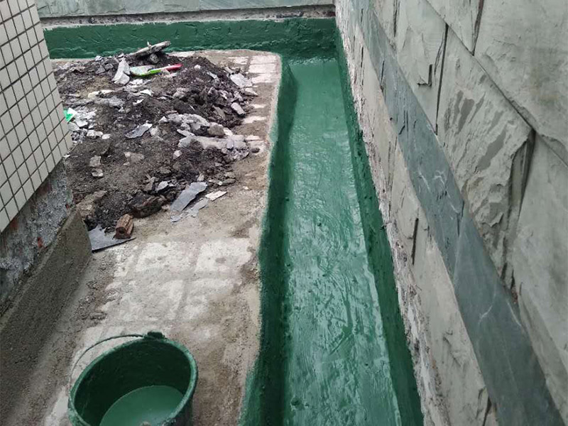 屋頂排水溝改造防水：一、確定排水坡面的數(shù)目：一般情況下，臨街建筑平屋頂屋面寬度小于12m時(shí)，可采用單坡排水；其寬度大于12m時(shí)，宜采用雙坡排水。坡屋頂應(yīng)結(jié)合建筑造型要求選擇單坡、雙坡或四坡排水。二、劃分排水區(qū)：劃分排水區(qū)的目的在于合理地布置水落管。排水區(qū)的面積是指屋面水平投影的面積，每一根水落管的屋面最大匯水面積不宜大于200m2。雨水口的間距在18~24m。三、確定天溝所用材料和斷面形式及尺寸天溝即屋面上的排水溝，位于檐口部位時(shí)又稱檐溝。設(shè)置天溝的目的是匯集屋面雨水，并將屋面雨水有組織地迅速排除。天溝根據(jù)屋頂類型的不同有多種做法。如坡屋頂中可用鋼筋混凝土、鍍鋅鐵皮、石棉水泥等材料做成槽形或三角形天溝。平屋頂?shù)奶鞙弦话阌娩摻罨炷林谱鳎?dāng)采用女兒墻外排水方案時(shí)，可利用傾斜的屋面與垂直的墻面構(gòu)成三角形天溝；當(dāng)采用檐溝外排水方案時(shí)，通常用專用的槽形板做成矩形天溝。