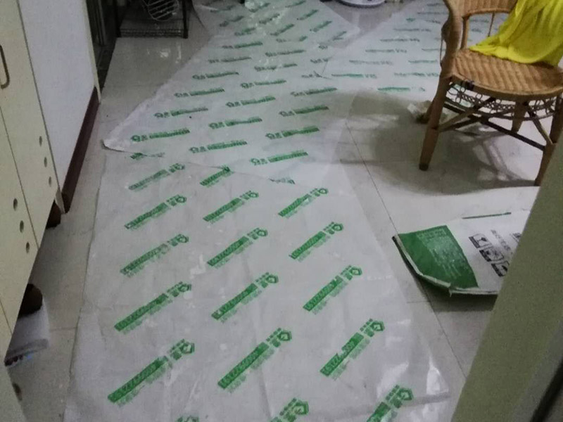 陽(yáng)臺(tái)瓷磚拆除重裝：1、施工前，磚墻及附近區(qū)域?yàn)⑦m量水，減少灰塵對(duì)環(huán)境的污染，做到文明施工。     2、根據(jù)施工現(xiàn)場(chǎng)的實(shí)際情況，墻體拆除采用人工拆除（用一些簡(jiǎn)單工具，如錘子、撬棍、鐵鍬、瓦刀等）的方法施工。拆除時(shí)，自上而下，不許用推到或拉倒方法拆除。     3、拆除時(shí)，將墻體劃分成若干段，每段的寬度大致與活動(dòng)腳手架寬度相等，活動(dòng)腳手架要有專(zhuān)人看護(hù)，自上而下，分層次，水平拆除。     4、拆除時(shí)，施工人員要站在穩(wěn)固的平臺(tái)上，禁止站在柱、墻截面上作業(yè)。     5、拆除完后，建筑垃圾要求外運(yùn)，然后現(xiàn)場(chǎng)清潔干凈。
