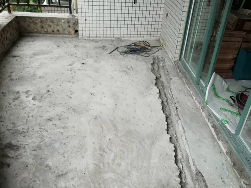陽(yáng)臺(tái)瓷磚拆除重裝：1、施工前，磚墻及附近區(qū)域?yàn)⑦m量水，減少灰塵對(duì)環(huán)境的污染，做到文明施工。     2、根據(jù)施工現(xiàn)場(chǎng)的實(shí)際情況，墻體拆除采用人工拆除（用一些簡(jiǎn)單工具，如錘子、撬棍、鐵鍬、瓦刀等）的方法施工。拆除時(shí)，自上而下，不許用推到或拉倒方法拆除。     3、拆除時(shí)，將墻體劃分成若干段，每段的寬度大致與活動(dòng)腳手架寬度相等，活動(dòng)腳手架要有專(zhuān)人看護(hù)，自上而下，分層次，水平拆除。     4、拆除時(shí)，施工人員要站在穩(wěn)固的平臺(tái)上，禁止站在柱、墻截面上作業(yè)。     5、拆除完后，建筑垃圾要求外運(yùn)，然后現(xiàn)場(chǎng)清潔干凈。