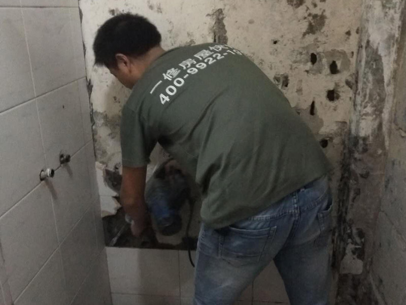 局部瓷磚拆除裝修：衛(wèi)浴用具拆除后可以對墻面瓷磚進行拆卸。拆卸一般是從墻體的下方往上方敲，從瓷磚的邊緣往里面敲，還需要根據(jù)拆卸的位置選擇適當?shù)那么u力度。敲磚是從墻體下方開始敲，從每塊瓷磚的邊緣開始敲。如果先敲上面的瓷磚，地面堆積瓷磚較多，擋住墻體下面的瓷磚，不利于拆卸。另外，敲磚過程中，要不是對地面的瓷磚進行清理，以免瓷磚過多堆積，減慢施工進度以及造成施工意外。 由于二手房的衛(wèi)浴在之前是做了一次防水的，因此在敲磚時必須注意防水層的處理，與屋主溝通好，防水層是否打掉。舊的防水層一般都不打掉，在敲磚后，在原有的防水層上面，再薄薄做一層防水，以提高衛(wèi)浴的防水能力。但如果屋主需要把防水敲掉重新再做。則敲磚需要打到批土層或打到見底。敲插座和龍頭附近的瓷磚時，要慢慢敲，小心摸清電線和水管的走向，以防損壞電線和水管。如果電線或水管已經(jīng)損壞了，要及時進行修補處理，以免留下更多后續(xù)工程。