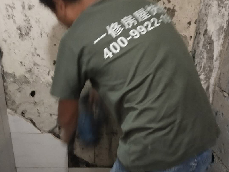 局部瓷磚拆除裝修：衛(wèi)浴用具拆除后可以對墻面瓷磚進行拆卸。拆卸一般是從墻體的下方往上方敲，從瓷磚的邊緣往里面敲，還需要根據(jù)拆卸的位置選擇適當?shù)那么u力度。敲磚是從墻體下方開始敲，從每塊瓷磚的邊緣開始敲。如果先敲上面的瓷磚，地面堆積瓷磚較多，擋住墻體下面的瓷磚，不利于拆卸。另外，敲磚過程中，要不是對地面的瓷磚進行清理，以免瓷磚過多堆積，減慢施工進度以及造成施工意外。 由于二手房的衛(wèi)浴在之前是做了一次防水的，因此在敲磚時必須注意防水層的處理，與屋主溝通好，防水層是否打掉。舊的防水層一般都不打掉，在敲磚后，在原有的防水層上面，再薄薄做一層防水，以提高衛(wèi)浴的防水能力。但如果屋主需要把防水敲掉重新再做。則敲磚需要打到批土層或打到見底。敲插座和龍頭附近的瓷磚時，要慢慢敲，小心摸清電線和水管的走向，以防損壞電線和水管。如果電線或水管已經(jīng)損壞了，要及時進行修補處理，以免留下更多后續(xù)工程。