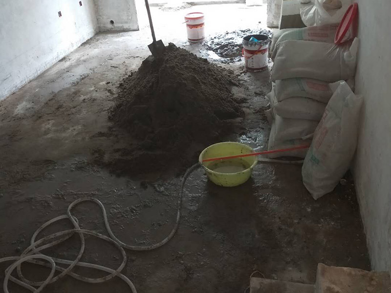 客廳地磚鋪貼裝修：首先將沙子和水泥按照3：1的比例混合后兌少量的水，使水泥和沙子混合到可以用手攥成團(tuán)的黏稠度；接著在鋪磚之前先將要鋪的地方用水潑濕。將開始和好的水泥和沙子鏟到你要鋪瓷磚的地方，鏟完以后用小鏟子初步抹平。然后瓷磚背后抹上開始和好的那盆比較稠的水泥漿，再將抹好水泥的磚小心平放到要鋪的地方，注意對(duì)縫。再用橡膠小榔頭敲實(shí)，用水平尺找平。最后在側(cè)邊用小榔頭的把手堵嚴(yán)實(shí)，完工。