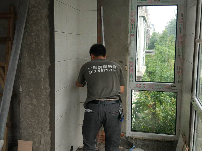 貼磚砌墻裝修：1、砌墻要注意橫平豎直。承重墻不能拆。承重墻支撐著上部樓層重量，拆了承重墻會破壞整個建筑結(jié)構(gòu)，會影響地基的穩(wěn)定。2、砌墻要注意切面的平整，以便之后粉刷?？梢韵仍趬γ嫔线M(jìn)行粗略的定位，再用卷尺準(zhǔn)確測量，后用彈線定位，在此三步驟基礎(chǔ)上開始砸墻，不僅可以保證切面的平整，而且避免了不必要的材料和工程費(fèi)用的浪費(fèi)。3、新舊墻體交接處是施工關(guān)鍵。新舊墻面交接處的施工是容易被忽視的，也是砌墻的關(guān)鍵環(huán)節(jié)。砌墻時除了注意放線砌墻以保持墻體垂直度、墻面平整度外，墻體交接處一定要打掉白灰，在新舊墻體交界處貼一層鋼絲網(wǎng)，以增強(qiáng)粘連度，防止墻體開裂。