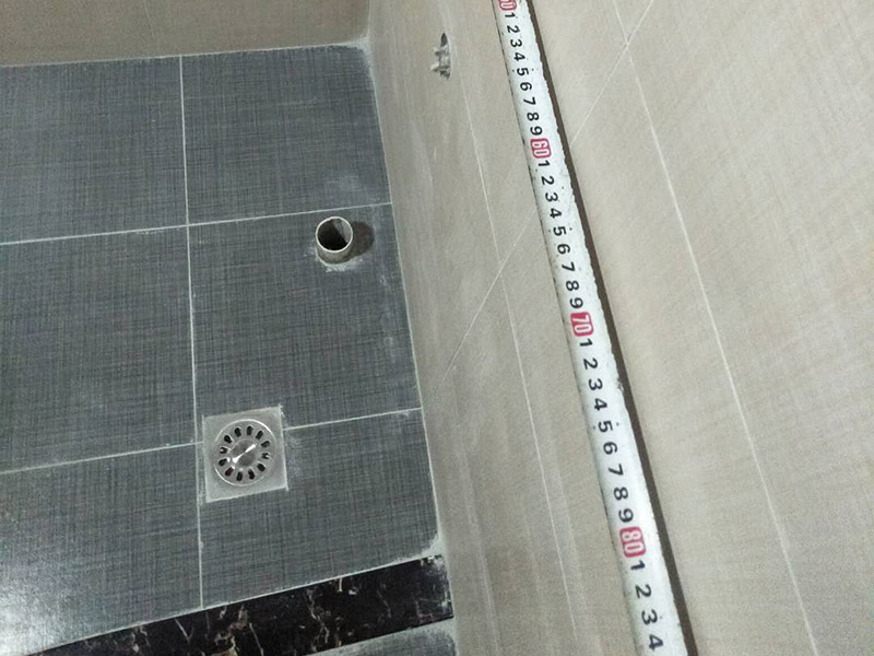 衛(wèi)生間貼磚裝修:1、 衛(wèi)生間墻面在施工前清理墻面的各類(lèi)污物，用泥刀先批墻，后用水泥漿找平，防止瓷磚貼后有空鼓現(xiàn)象。2、 衛(wèi)生間內(nèi)會(huì)防止抽風(fēng)機(jī)、安裝吊頂?shù)?，所以高度要特別注意，其次是墻磚與地磚的尺寸要互相對(duì)應(yīng)，不能有太大的差異，最后根據(jù)高度、尺寸與整體效果來(lái)確定鋪貼方法，如果統(tǒng)一墻面瓷磚不同，大尺寸瓷磚從下往上貼，小尺寸從上往下貼。3、配料將清水逐量加入粉狀粘結(jié)劑內(nèi)，按照說(shuō)明書(shū)上一定的比例調(diào)配。攪拌調(diào)和將粘結(jié)劑漿料攪拌至潤(rùn)滑均勻，無(wú)明顯塊狀或糊涂結(jié)狀，將攪拌后施工漿料靜置5-10分鐘，然后再稍加攪拌