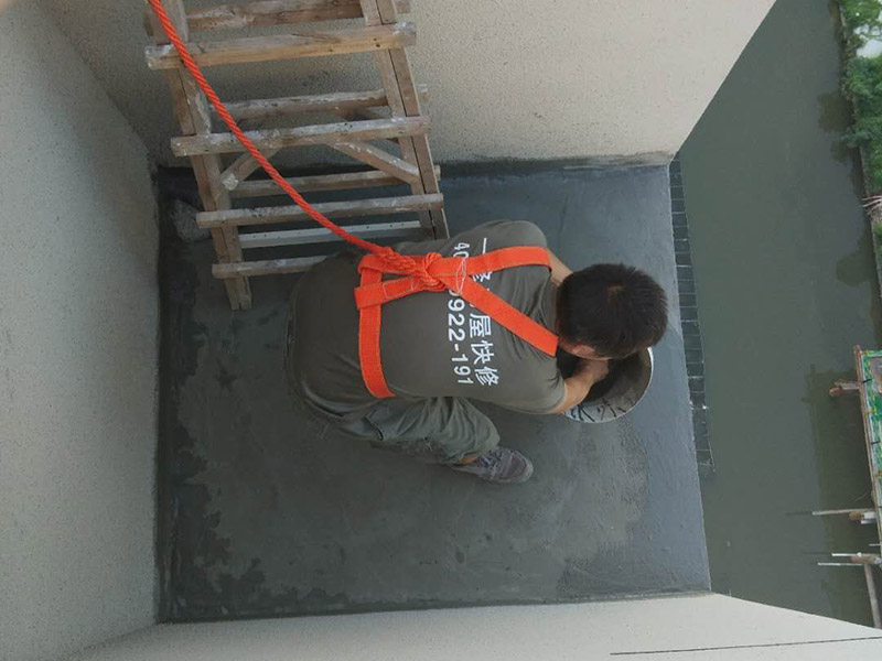 陽臺頂部外墻防水裝修：1、根據(jù)現(xiàn)場實際情況，對防水部位基層原有的外墻涂料進行清理，特別是基層破碎處、松動處進行徹底清除干凈，露出堅硬基礎。2、在基層處理干凈的基礎上，用高檔有機硅防水涂料與水按1：2的比例稀釋后，摻入高標號水泥做成灰膏，對砂眼、蜂窩、龜裂做細部處理。3、對不規(guī)則的龜裂進行修補時，超過2mm的龜裂用長絲無紡布與有機硅外墻專用涂料進行貼粘修補，以免龜裂紋繼續(xù)擴大。4、對窗口四周、檐底、預埋件、穿墻管等重要部位做加強處理。5、涂料采用涂刷法施工，涂刷的方向、行程長短應一致，涂刷應均勻不得漏刷。6、機械噴涂施工時做到噴涂均勻，壓茬到位，不得漏噴，使表面光滑。7、施工完畢后將現(xiàn)場衛(wèi)生清理干凈。