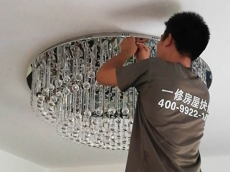 水晶吸頂燈裝修：1、安裝水晶吸頂燈的房間天花上確定安裝位置，并且預埋上螺栓，或用膨脹螺栓、尼龍塞或塑料塞固定，一般都采用膨脹螺栓; 2、當采用膨脹螺栓固定時，應按產(chǎn)品的技術(shù)要求選擇螺栓規(guī)格，其鉆孔直徑和埋設深度要與螺栓規(guī)格相符; 3、水晶吸頂燈安裝前檢查引向每個燈飾的導線線芯的截面，銅芯軟線不小于0.4mm2，銅芯不小于0.5mm2，否則引線必須更換;導線與燈頭的連接、燈頭間并聯(lián)導線的連接要牢固，電氣接觸應良好，以免由于接觸不良，出現(xiàn)導線與接線端之間產(chǎn)生火花，而發(fā)生危險; 4、將水晶吸頂燈固定在預埋的膨脹螺栓上，且每個燈飾用于固定的螺栓或螺釘不應少于2個; 5、連接水晶吸頂燈電線，使其通電，并檢查水晶吸頂燈是否固定牢固。 6、檢查電路連接是否正常。
